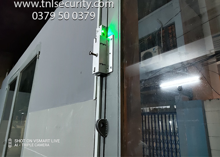 Lap-dat-khoa-nam-cham-su-dung-van-tay-cho-cua-kinh-tai-Binh-Tan